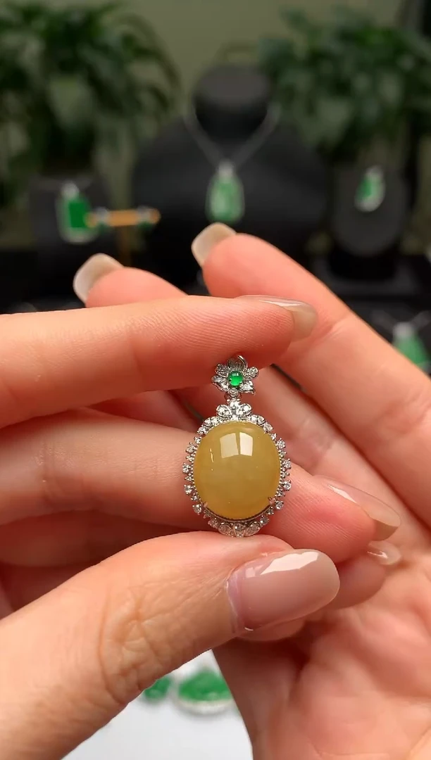 颈饰18K金镶嵌翡翠蛋面