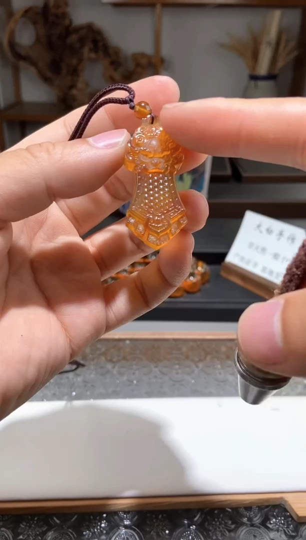 琥珀颈饰未镶嵌唐玄甲