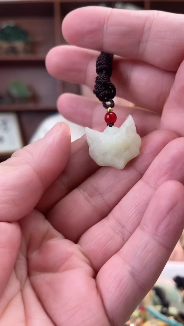 未镶嵌蛇纹石玉颈饰·