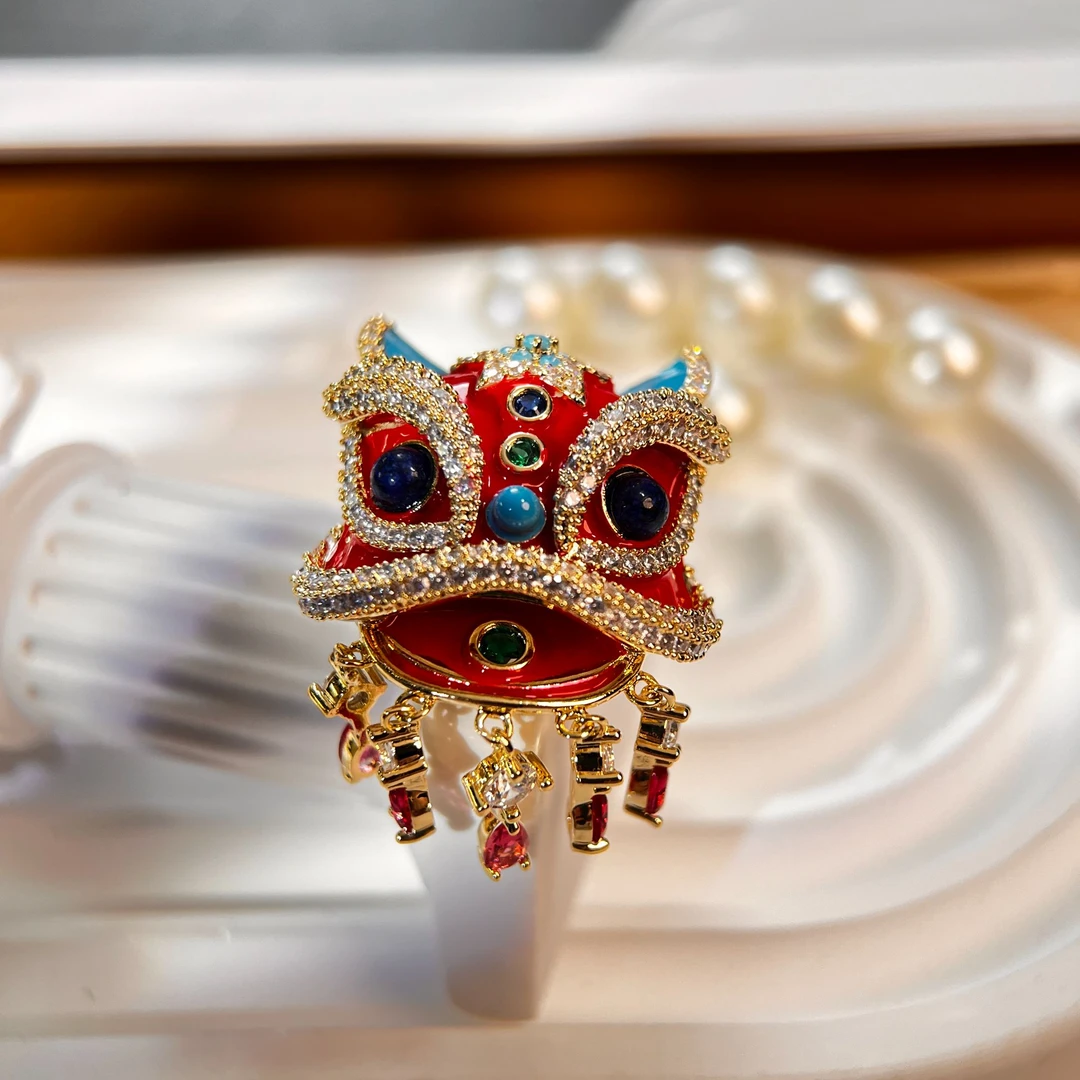 铜合金仿水晶胸针 禧娘娘高端新年礼物胸针吊坠舞狮醒狮红色J2322