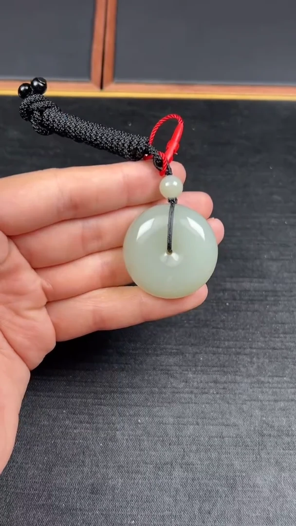 【闪购商品】和田玉吊坠(赠链)未镶嵌且末微色差近矿