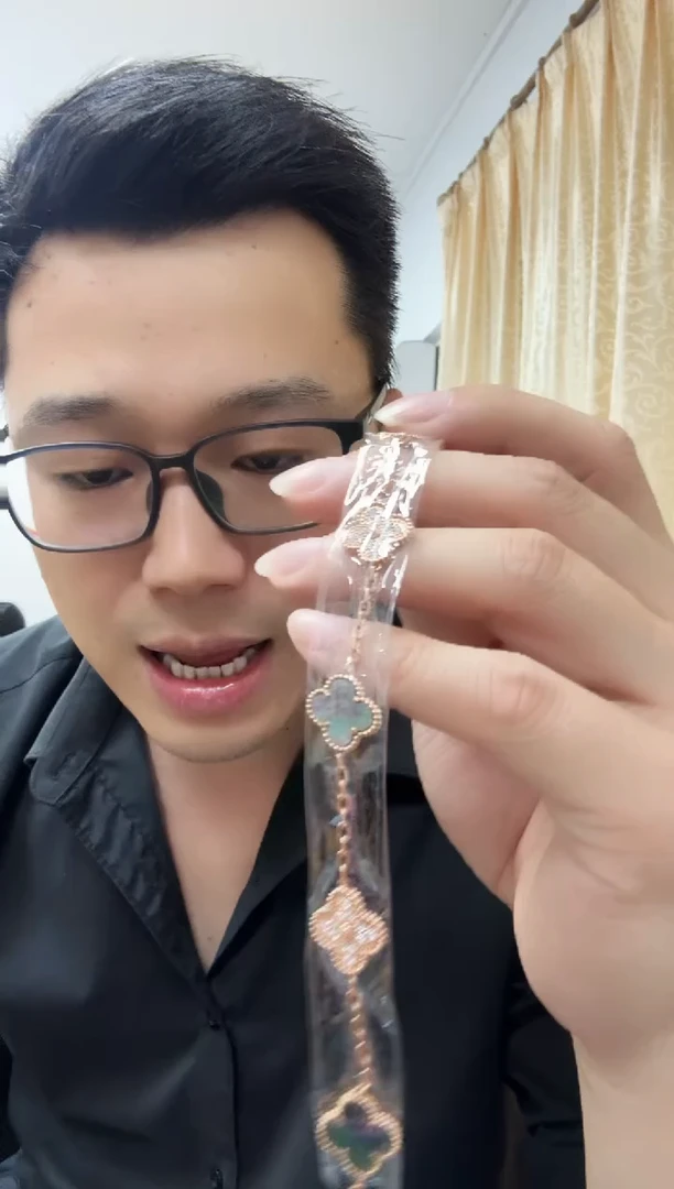 18K金镶嵌手链钻石?***染灰贝隔钻手链