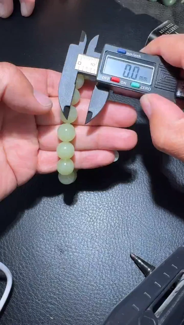 未镶嵌和田玉（糖玉）挂件和田玉