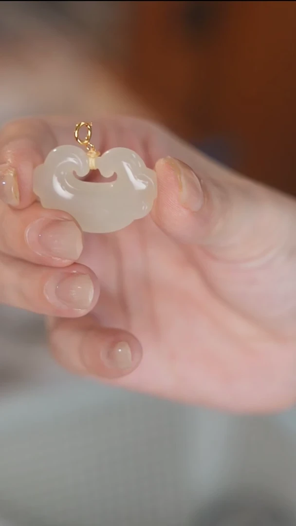 吊坠(不含链)未镶嵌和田玉浅色锁吊坠（颜色微不同）