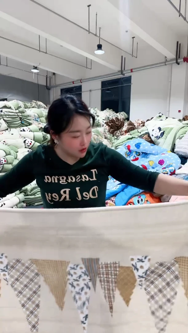 牛奶绒主播手上展示的产品