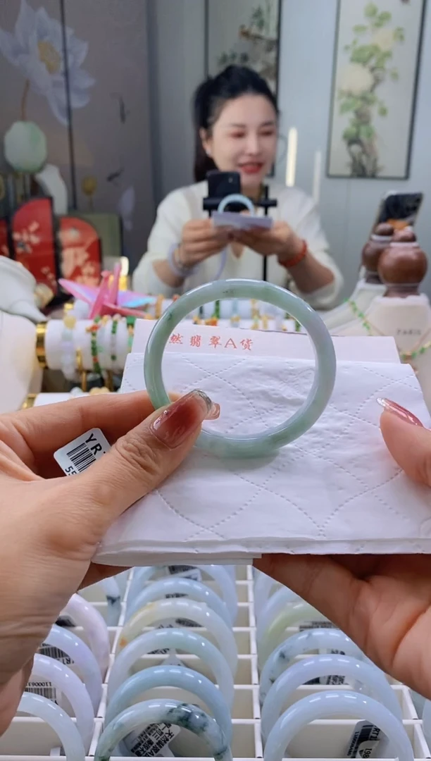 未镶嵌手镯翡翠?**.1号贵妃54.0/5152正/短48.4/8.9*6.6