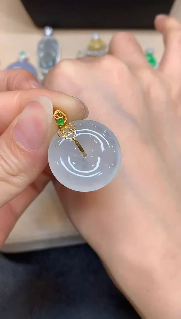 颈饰18K金镶嵌翡翠平安扣【无服务费