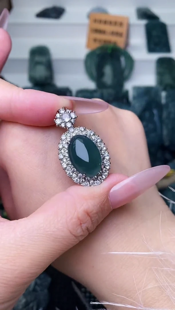 颈饰未镶嵌翡翠