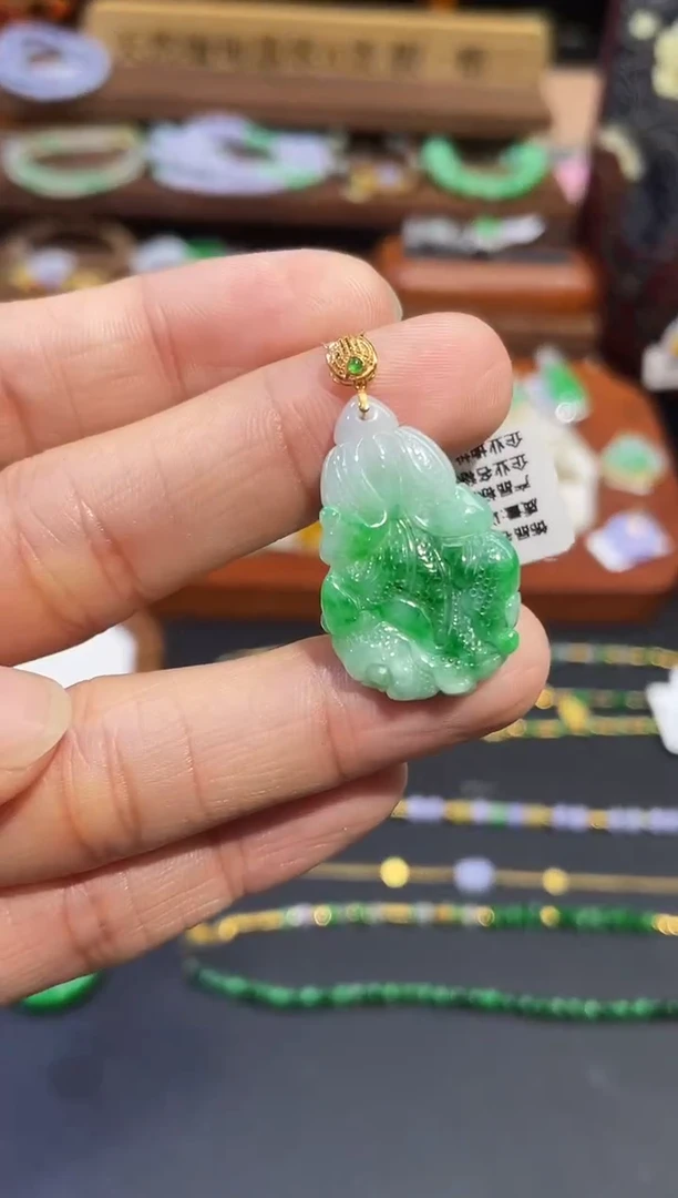 颈饰18K金镶嵌翡翠白菜