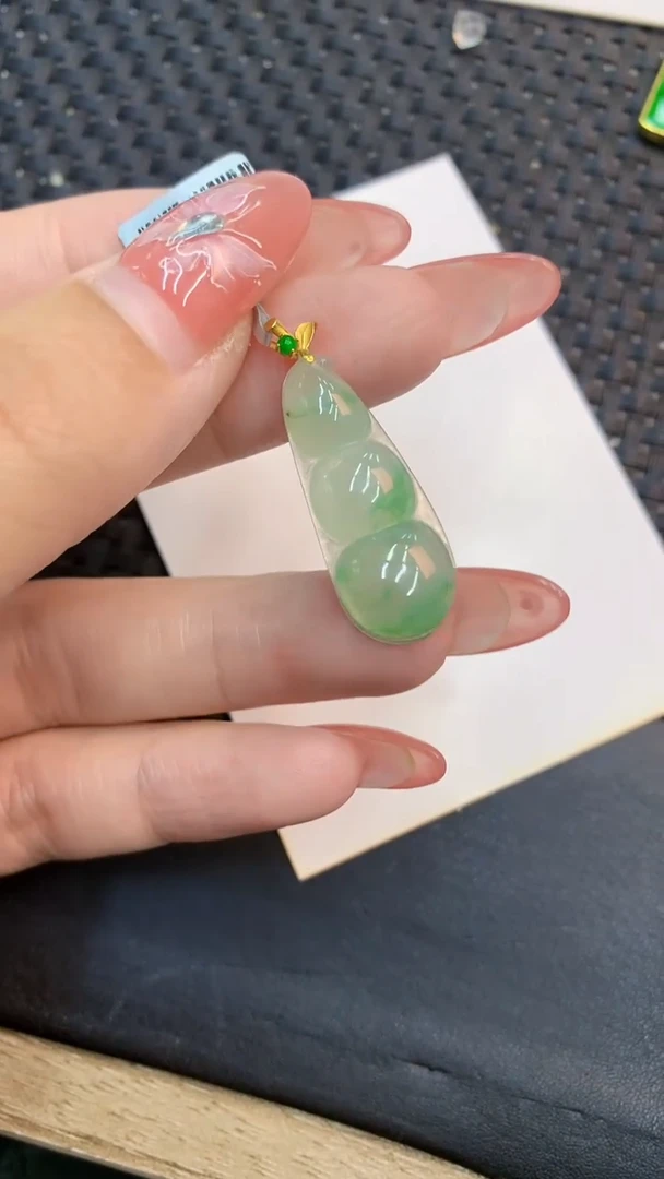 颈饰18K金镶嵌翡翠1