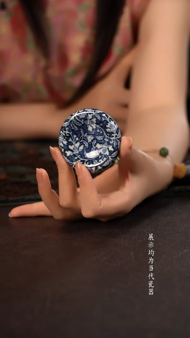 子润窑蓝地茶花曲奇盖置