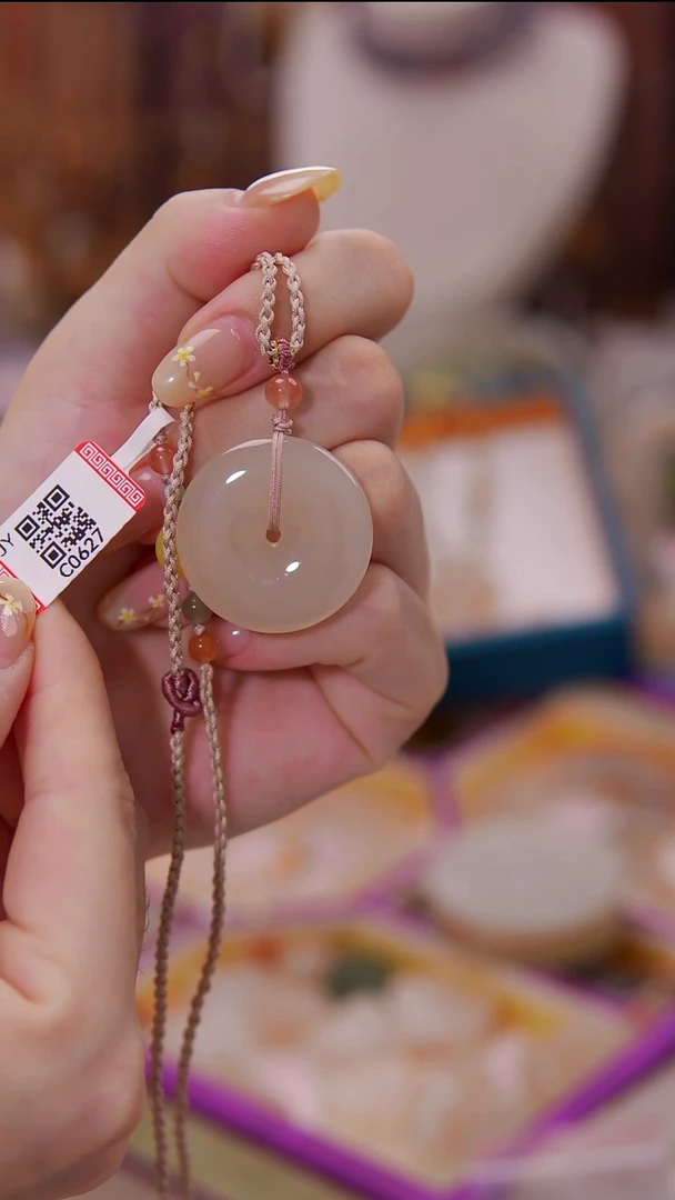 颈饰未镶嵌和田玉吊坠 特价款不退不换