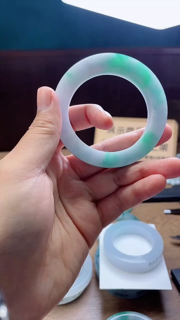 定制翡翠手镯未镶嵌梅***酒定制