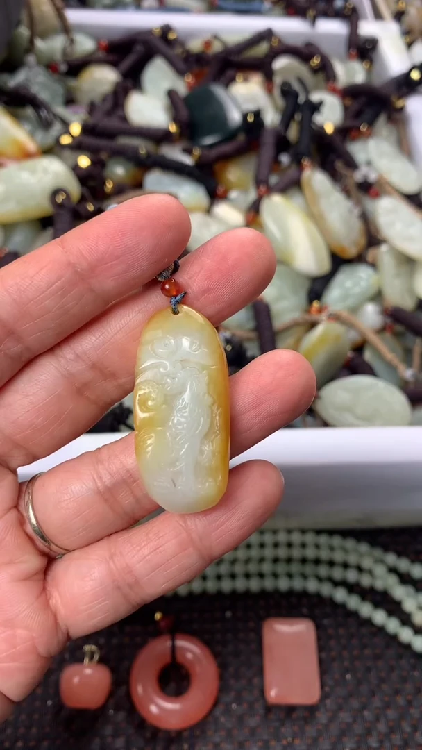 【闪购商品】和田玉颈饰未镶嵌多样性发货没有证书.拍一发一，有瑕