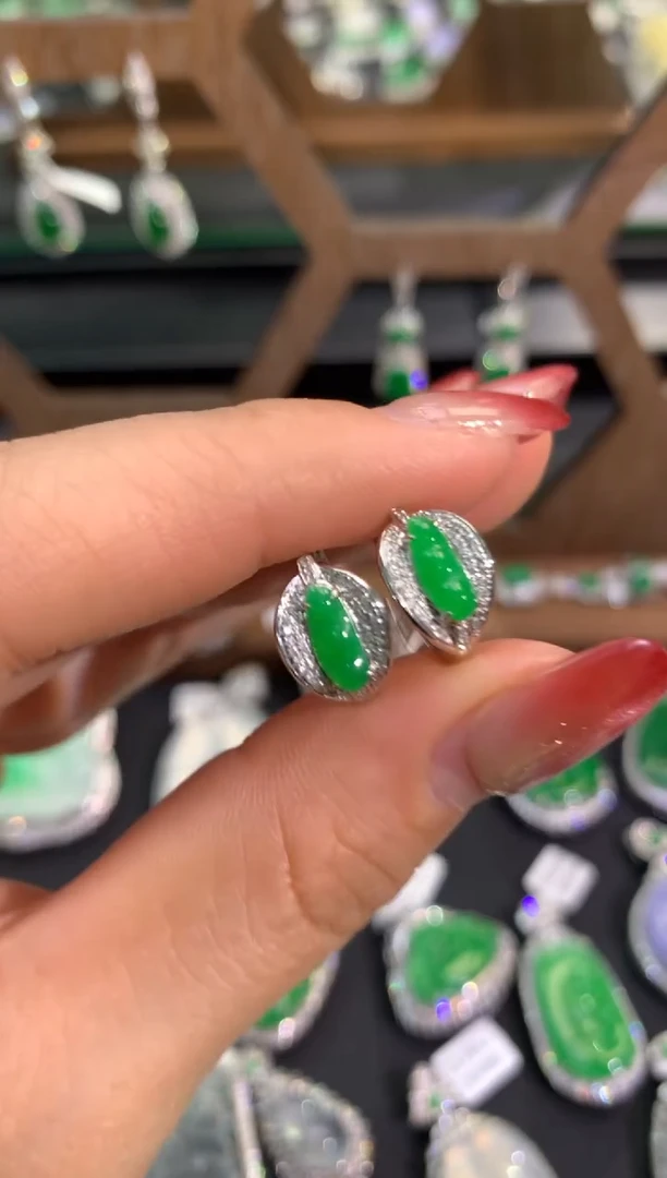 【闪购商品】翡翠吊坠(不含链)18K金镶嵌耳包