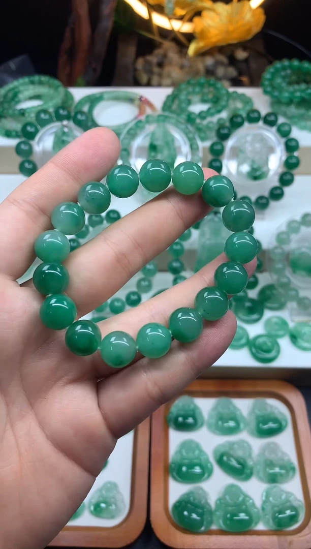 石英质玉（非洲翠）手串未镶嵌卡12珠串