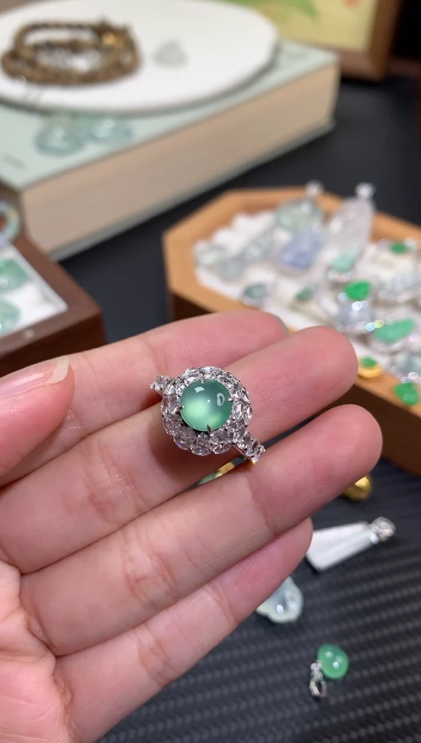 颈饰18K金镶嵌翡翠薄荷绿蛋面戒指