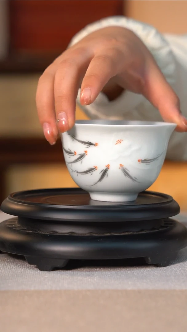 【闪购商品】景德镇浮雕鱼图杯057
