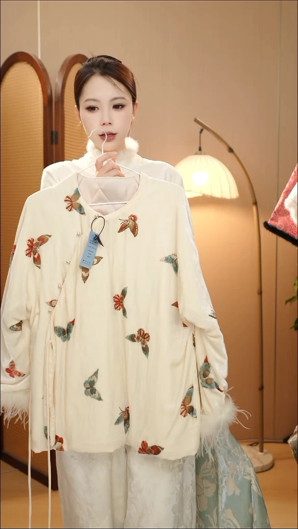 白蝴蝶丝绵毛衫