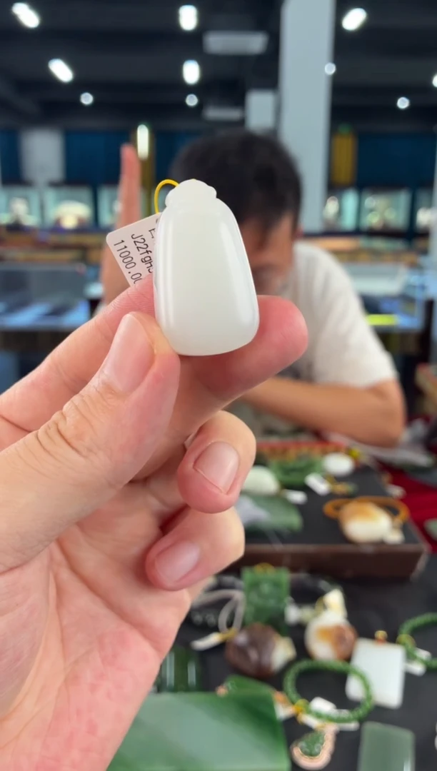和田玉未镶嵌颈饰吊坠