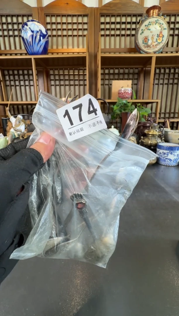 摆件红****）  注意：回流商品，默认有瑕，不退不换。