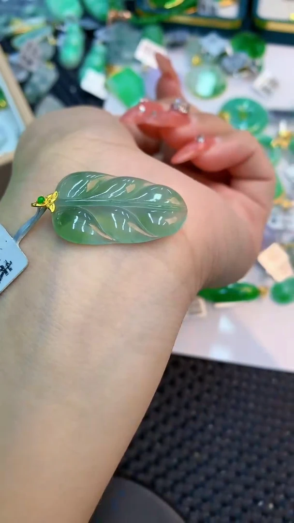 颈饰18K金镶嵌翡翠1