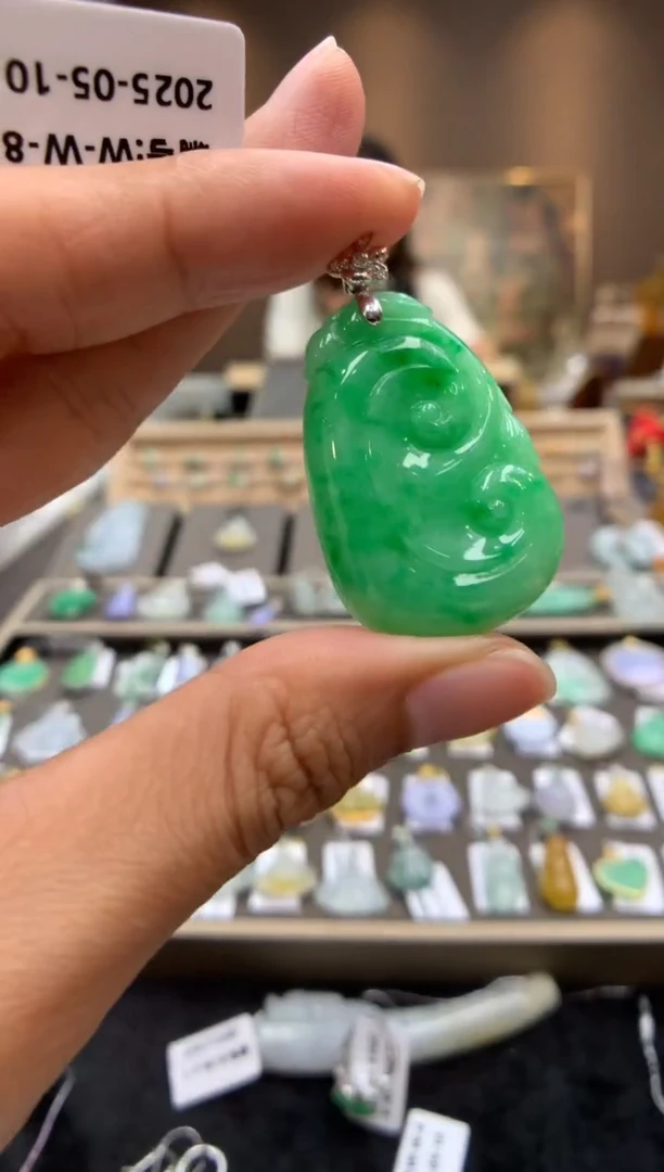 翡翠18K金镶嵌颈饰如意