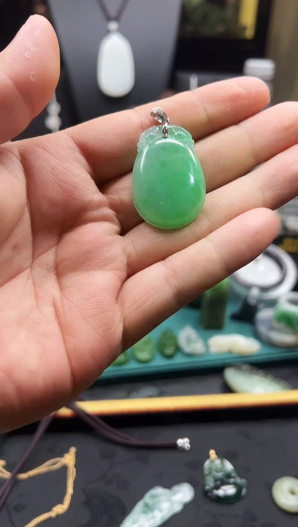 翡翠未镶嵌颈饰20 千玺专柜品质，捡漏批发价  孤品