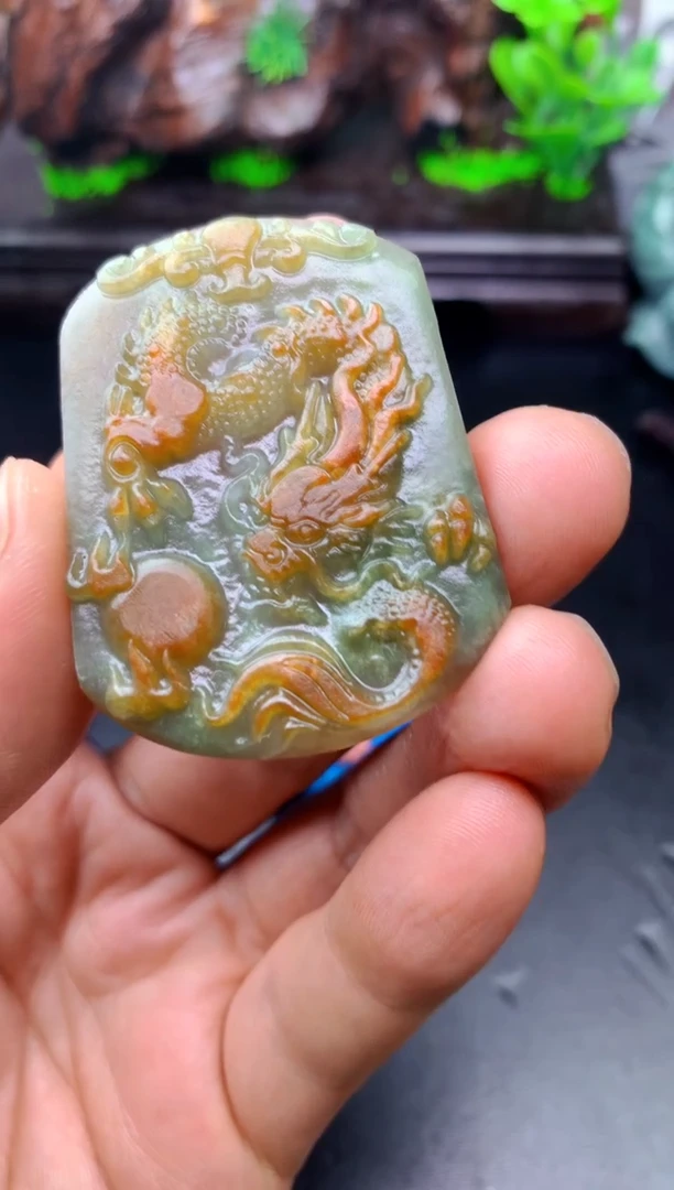 颈饰未镶嵌翡翠磊**磊龙牌