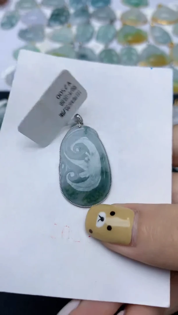 翡翠18K金镶嵌颈饰天然翡翠A货