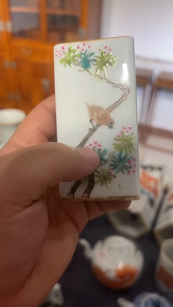 摆件瓷摆件瓷摆件小鸟四方笔筒