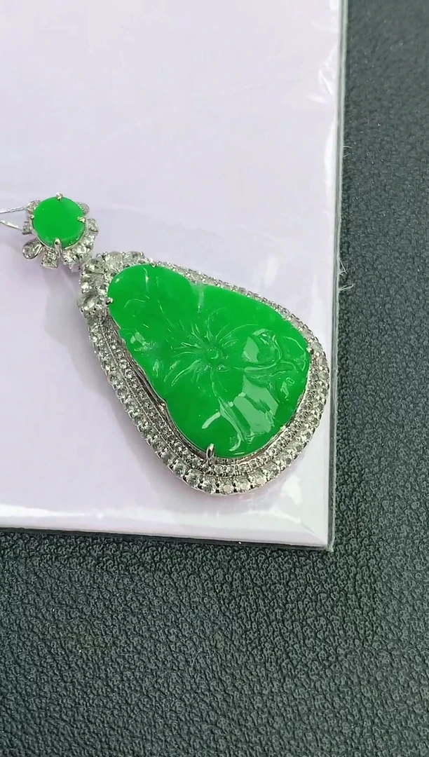 颈饰18K金镶嵌翡翠赠礼盒证书 麦麦