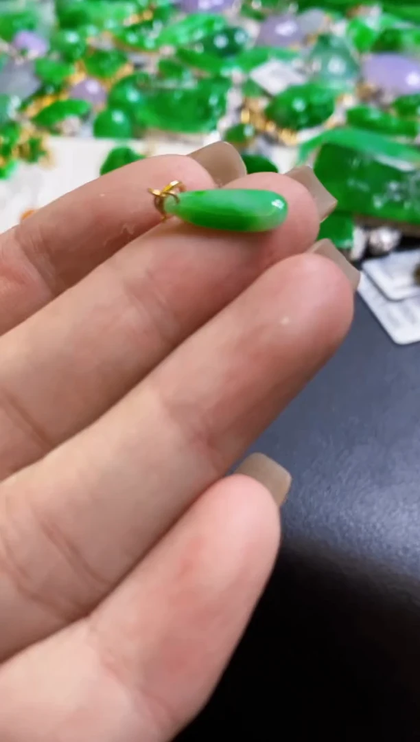 【闪购商品】定制翡翠18K金镶嵌吊坠