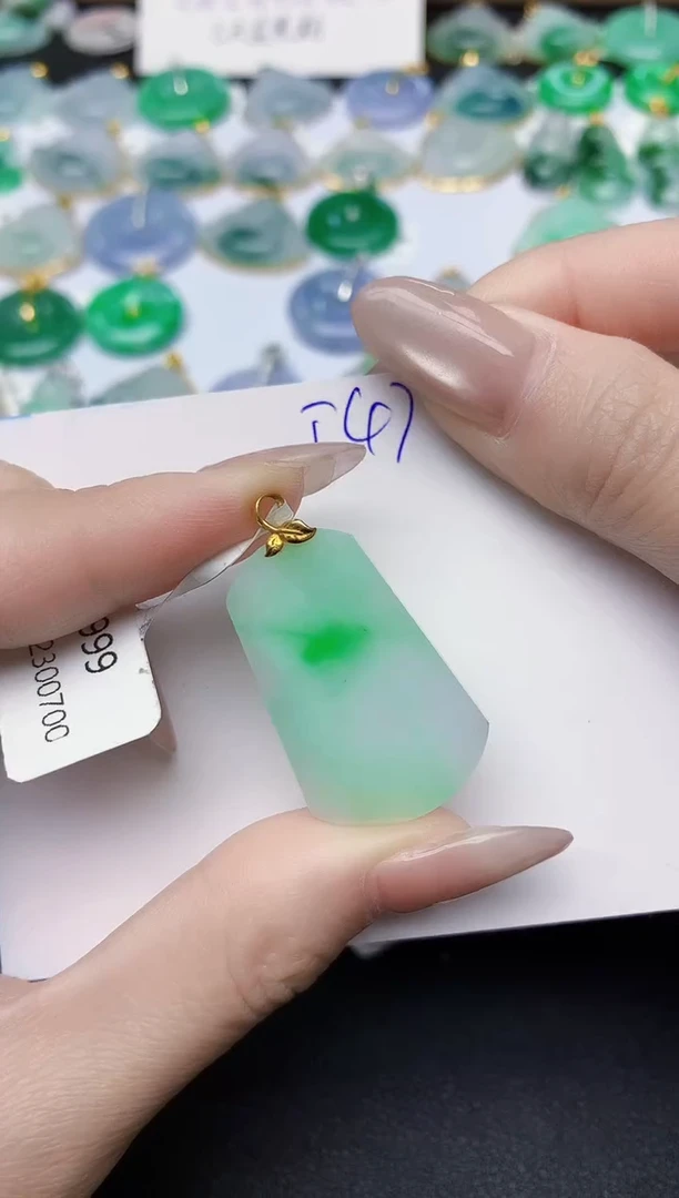 颈饰18K金镶嵌翡翠 天然缅甸A货翡翠百元以上9元证书费自理