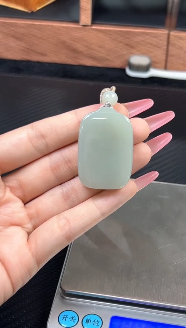 和田玉未镶嵌吊坠(赠链)且末微色差近矿吊坠