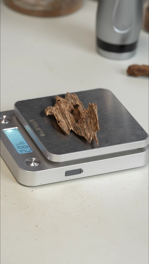沉香沉香碎屑越南芽庄虫漏料 4.8g