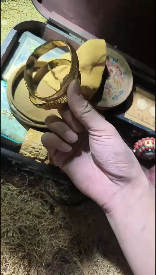 香榧木（1对金色镯子带龙圆盒子）