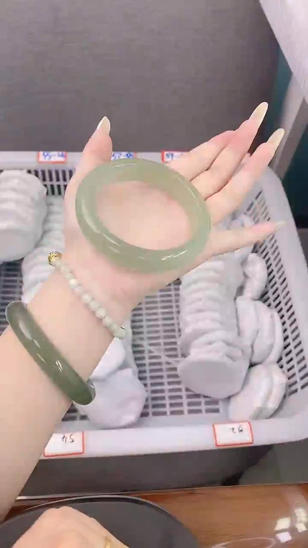 未镶嵌手镯石英质玉48-59.1
