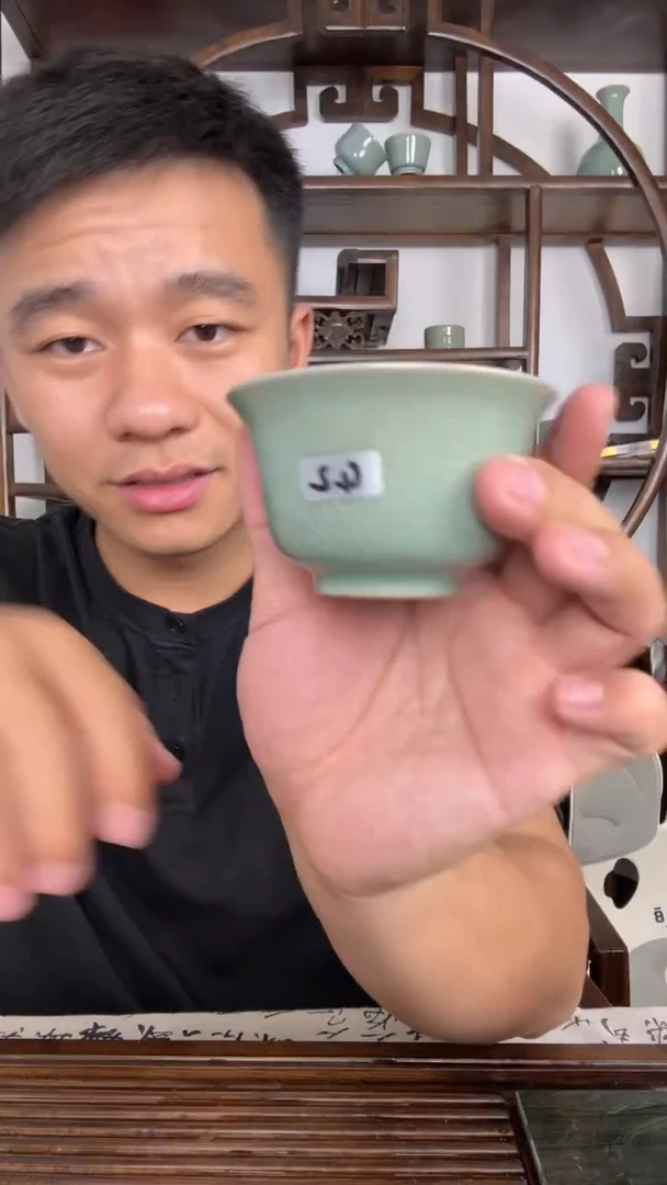 杯子89号豆青釉，全手压手杯带底款，二级微瑕，42