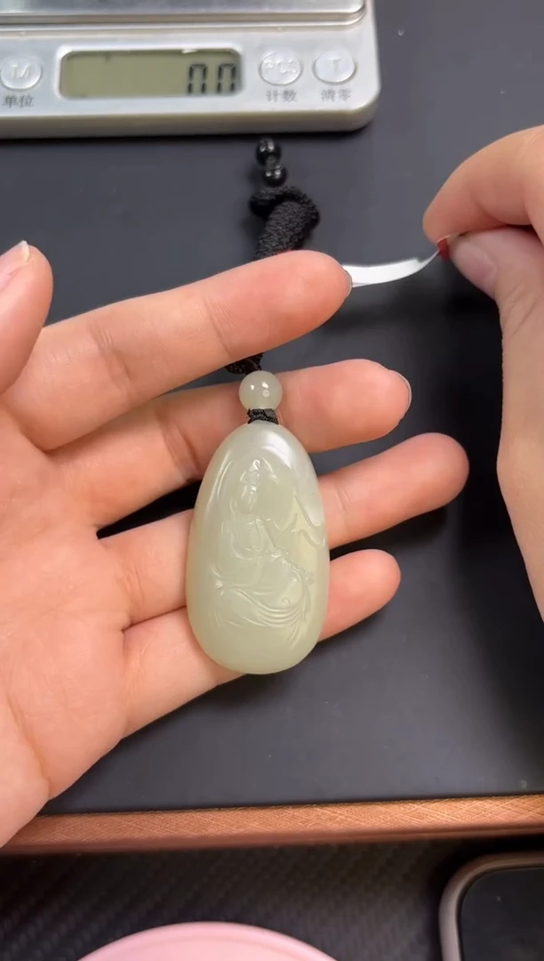 【闪购商品】和田玉吊坠(赠链)未镶嵌且末微色差迪克兰吊坠