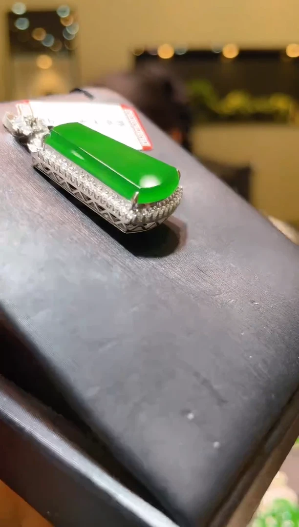 【闪购商品】翡翠吊坠(赠链)18K金镶嵌A25