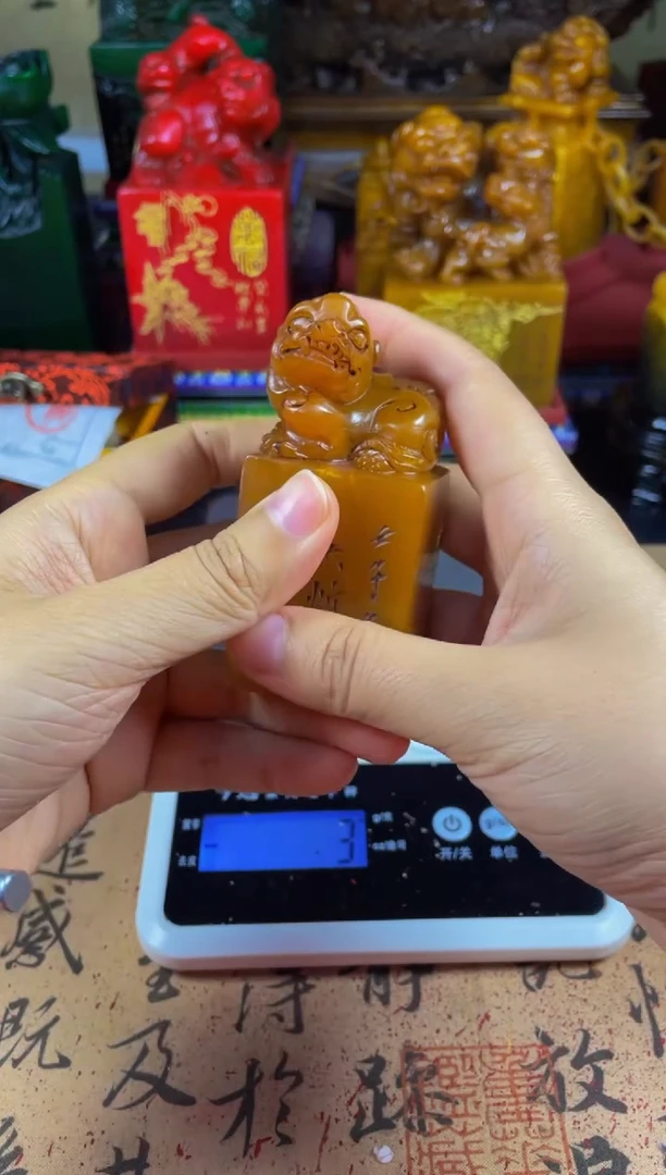 寿山石印石田黄貔貅戏球钮章