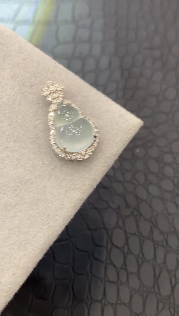 颈饰18K金镶嵌翡翠收到货48小时鉴赏期（超时不退不换）