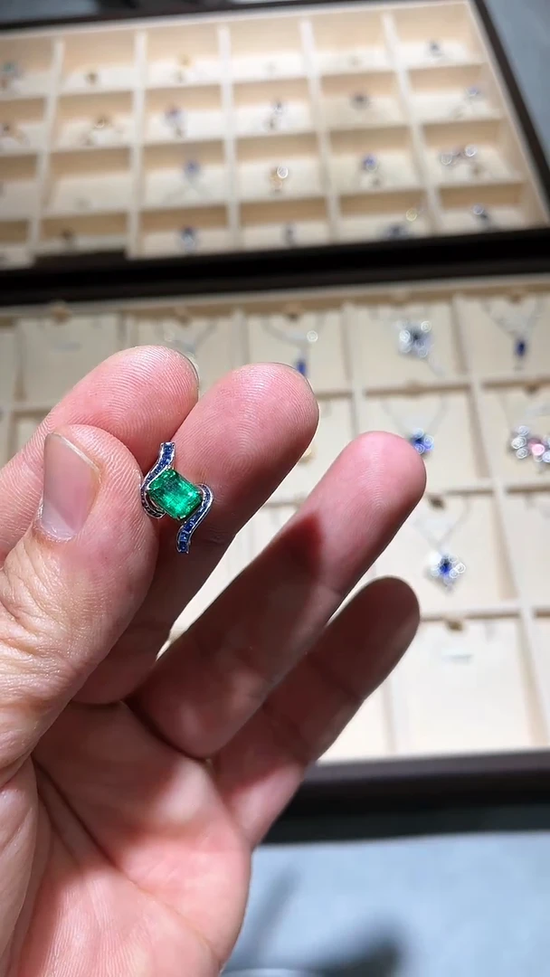 【闪购商品】祖母绿吊坠(不含链)18K金镶嵌1.25ct