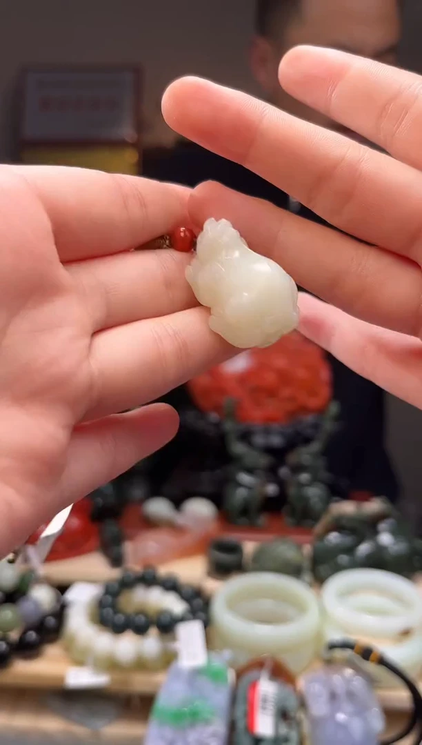 颈饰未镶嵌和田玉吊坠