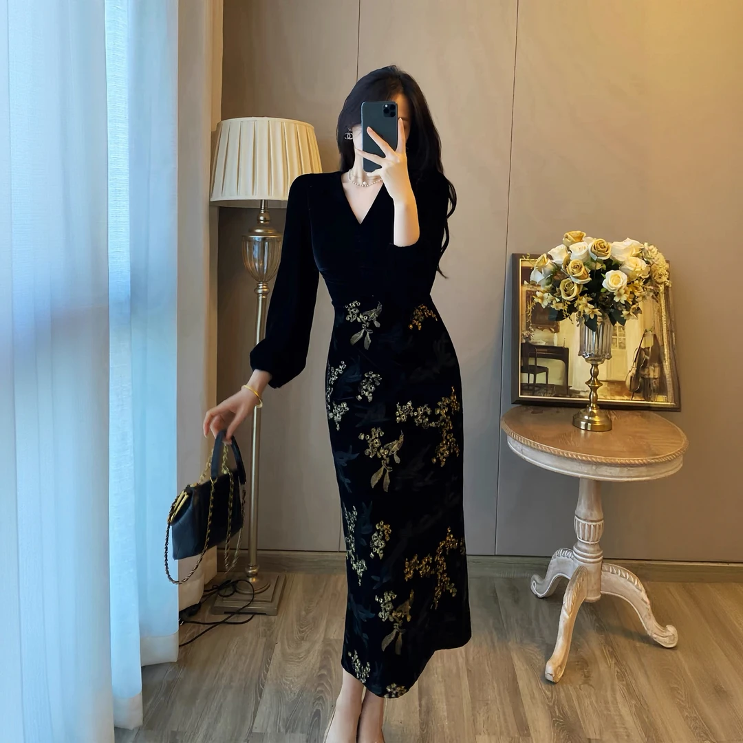 2025秋冬新款气质连衣裙包臀裙显瘦V领黑色复古丝绒长款重工刺绣