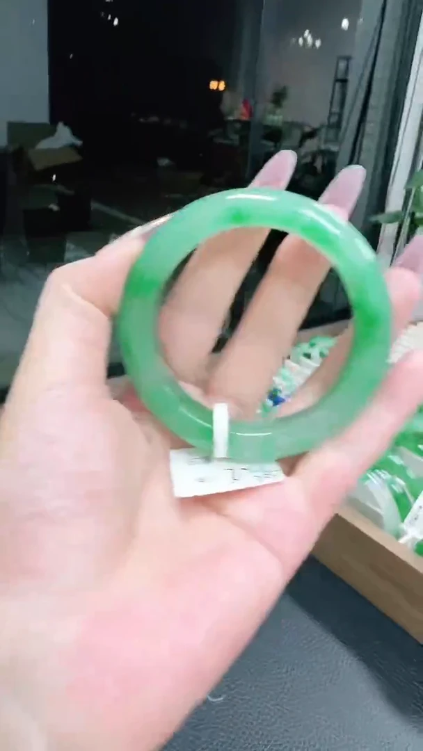 未镶嵌1石英质玉（非洲翠）/1868-57