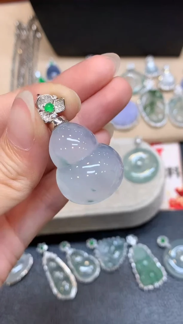 颈饰18K金镶嵌翡翠葫芦【无服务费