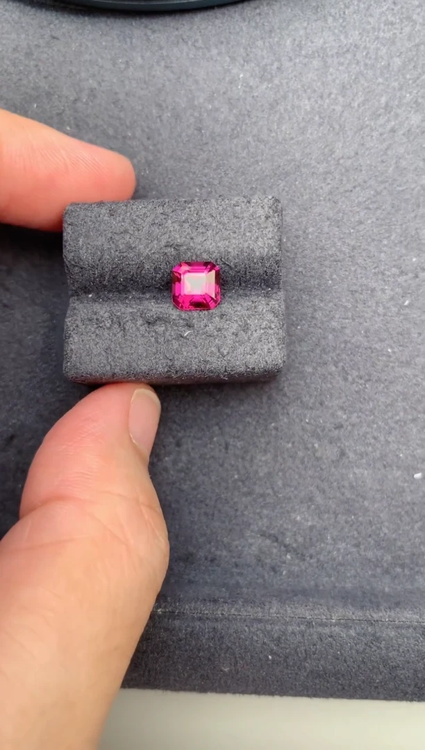 石榴石裸石未镶嵌1.5ct镁铝榴石 BF