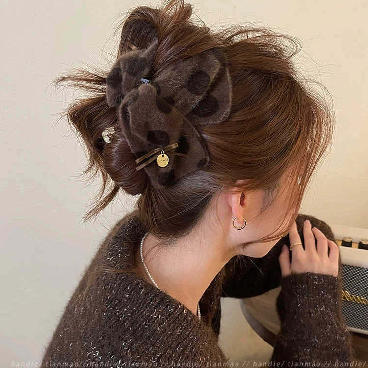 波点毛绒三角抓夹女鲨鱼夹2025新款高级感后脑勺大号发夹秋冬发饰